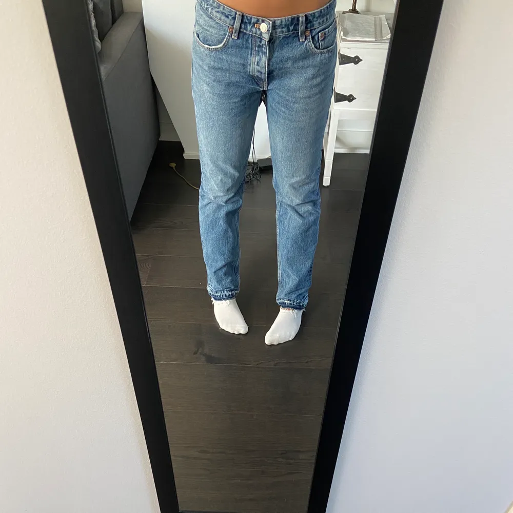Fina mid Rise jeans från zara i en lite mörkare färg😁säljer pga att jag tog en för storlek så jag har använt de ungefär två gånger💞köpte de för 359kr, jag tar swish💞💞. Jeans & Byxor.