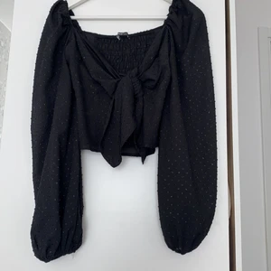 Festtopp  - Söt festtopp från Ginatricot i strl 36/S med knytning framtill och ballongärmar. 