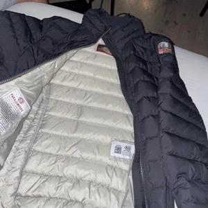 Parajumper  - Fin men finns ett litet hål på jackan