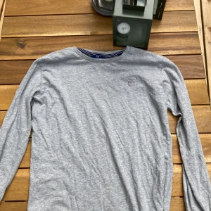 Gant tröja i grå 🤍 - Denna superfina tröjan kommer inte till användning och jag väljer därav att sälja den vidare!! 🤍✨ jätteskönt material och perfekt nu på sensommaren! Tröjan är dock i barnstorelk med passar på xs skulle jag säga! 😽 köptes för 500 kr och säljer för 250 inkl frakt!! 😊