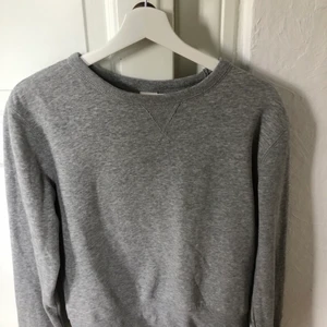 oanvänd Swertshirt  - Säljer min fina oanvända sweatshirt från Hm i storlek S. Superfin grå färg!   