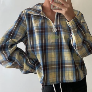 Rutig jacka - Helt ny vindjacka/tröja från Collusion. Så himla fin men kommer aldrig till användning. Stl 34