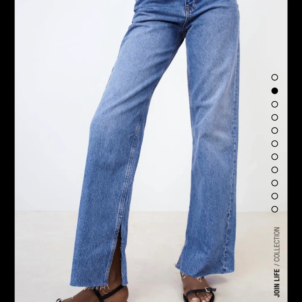 Säljer dessa jeansen från zara!! Endast använda en gång i storlek 34, säljer pga de är tyvärr för stora i midjan på mig. De är full length så bra längd till mig som är 1.74! Också en slit där nere samt rå kant så man kan klippa till valfri längd💜 kontakta mig för mer bilder!!. Jeans & Byxor.