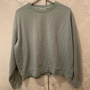 mintgrön sweatshirt weekday - blågrön sweater, fint skick! köparen står för frakten :)