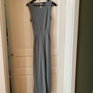 Bubbleroom - Jumpsuit från bubbleroom i storlek 36, använd 1 gång. Fina band att knyta antingen fram eller baktill. 