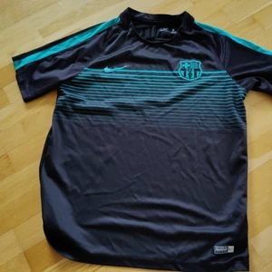 Football t-shirt Nike - Köpt i Barcelona, bra skick storlek XL för barn, så S för vuxna (158-170cm) 