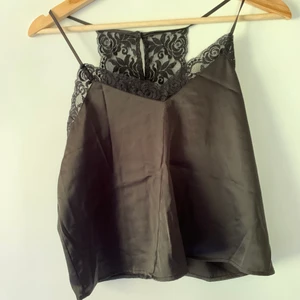 Topp med söt spets i bak - Från bikbok i storlek XS, aldrig använd