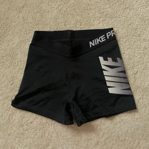 Nike pro träningsshorts i Strl XS - Supersköna och stretchiga korta shorts från Nike PRO! Skicket är bra och det finns inga defekter. Strl XS men passar också S! Säljer pga för små❤️ skriv privat för fler bilder och info! Nypris ligger på runt 300kr. Säljer för 150 inkl frakt!