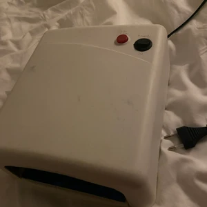 Uv-lampa  - Säljer min uv-lampa då den inte används längre. Funkar  bra men lite gelé på vissa ställen, går troligen bort. 