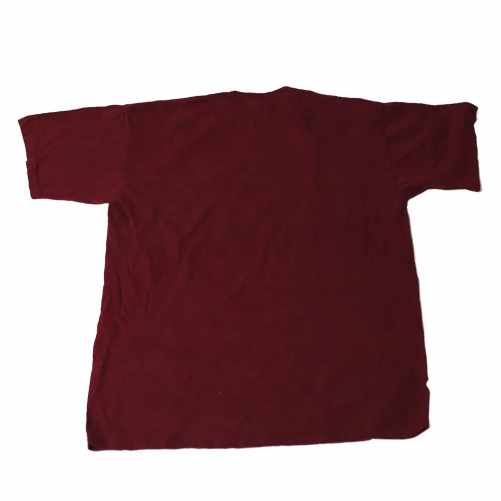 En av våra mest unika tröjor och mest svår att få tag på. Med en fin vintage vinröd färg som har väldigt stor efterfrågad. Den var gjord prick på 2000-talet och är därför väldigt rare. Har ett embroided print. Den är thriftad i Los Angeles för ett årtionde sen, men är i perfekt skick.. T-shirts.