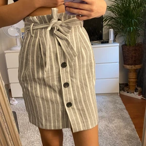 Randig kjol - En superfin randig kjol från H&M. Endast antal fåtal gånger så är i princip som nya. Storlek 34. Frakten är inräknat i priset. 