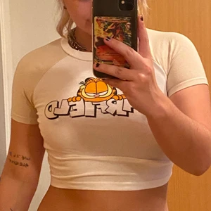 Baby tee - Baby tshirt från Bershka med katten Gustaf på