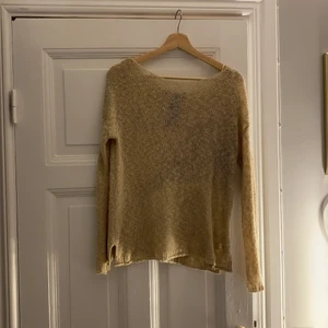 Lätt stickadtröja ❤️❤️ storlek M - Vet inte vart den är ifrån ❤️ superfin och perfekt tröja till hösten/Våren ⚡️ superfin till en svart/vit kjol eller ett par jeans ❤️