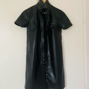 Plast skin jacka från h&m  - Säljer eftersom att jag inte använt mycket. Kanske haft på mig den 2 gånger.  Köpare står för frakt. 