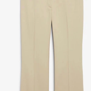 Monki tailored trousers - Helt oanvända kostymbyxor i färgen beige från monki, prislapp på. Pris går att diskuteras vid snabb affär