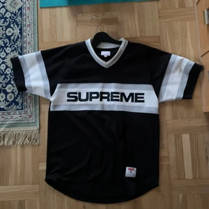 Supreme FW15 jersey - Fet baseballjersey från Supreme! Herr-M men sitter smalt i axlar/byst. Fin oversize-fit på de flesta under 175! Bra skick, lite gulnad runt kragen men borde försvinna på en tvätt, använd 4 gånger och tvättad en gång. Sålt på grailed i värre skick för $220! Du kan alltid kontakta mig om du har frågor eller vill ha mer bilder