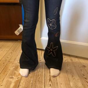 Bootcut jeans med coola detaljer💖💖(Skulle säga att dessa är mer lågmidjade än vad det ser ut att vara på andra bilden)