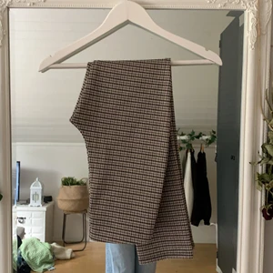 rutiga byxor - Rutiga byxor ifrån HM, oanvända 💞 Reso i midjan, skriv för mer info