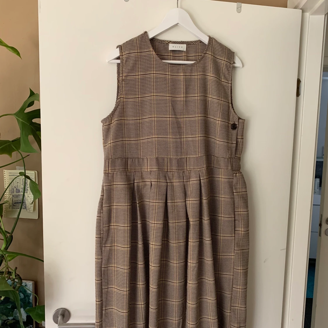 Olive Clothing pinaforeklänning