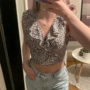 Svartvit leopard topp - Säljer denna gulliga svartvita leopard toppen i storlek S. Man knyter själv toppen runt midjan💓