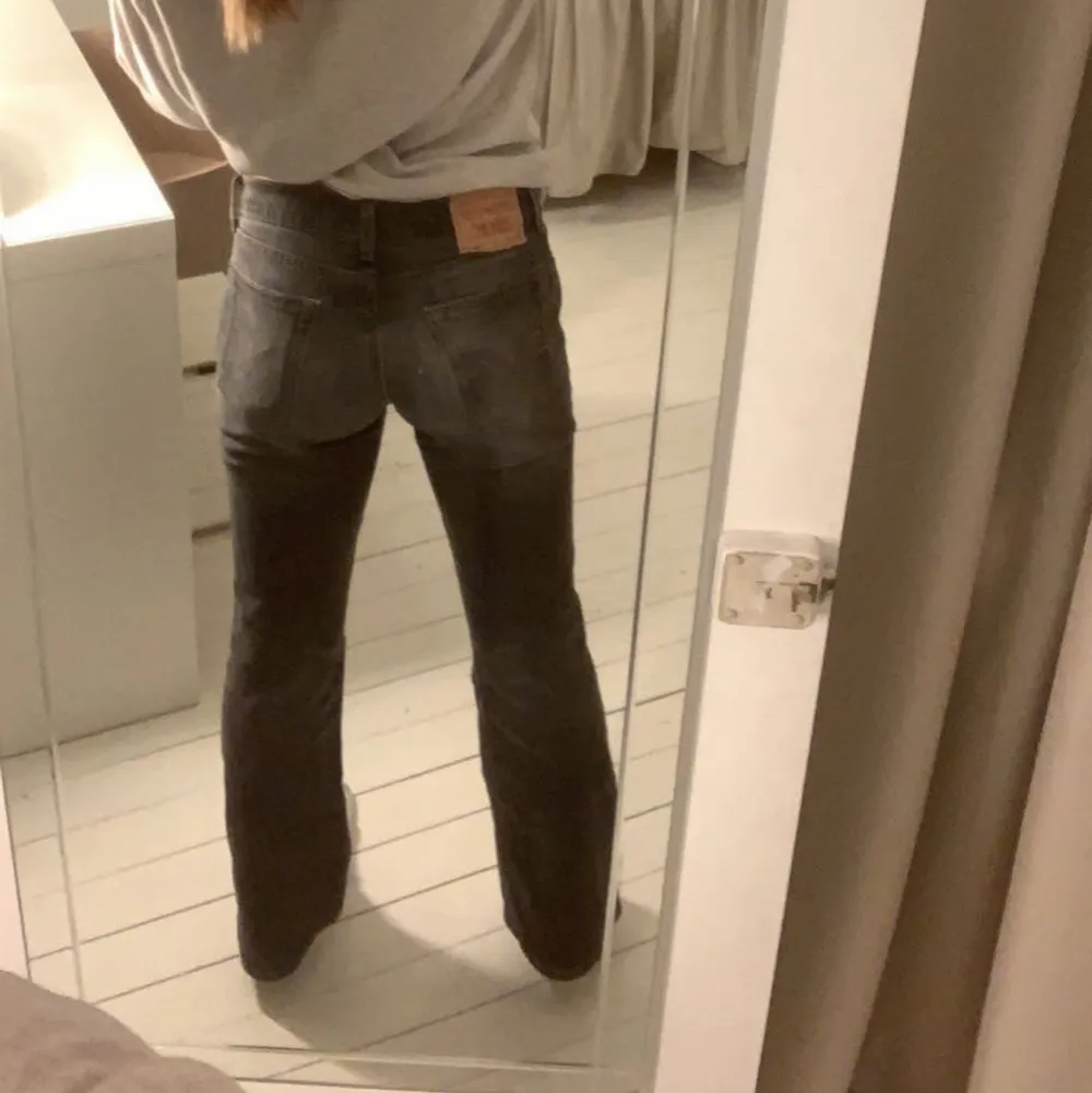 Ett par jätte fina lågmidjade Levis jeans i färgen svart🖤bra skick men lite slitet på in sidan 🖤kontakta mig vid intresse eller frågor 🖤 . Jeans & Byxor.