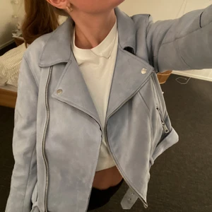Babyblå ”skinnjacka” - Helt oanvänd, i nyskick💙 
