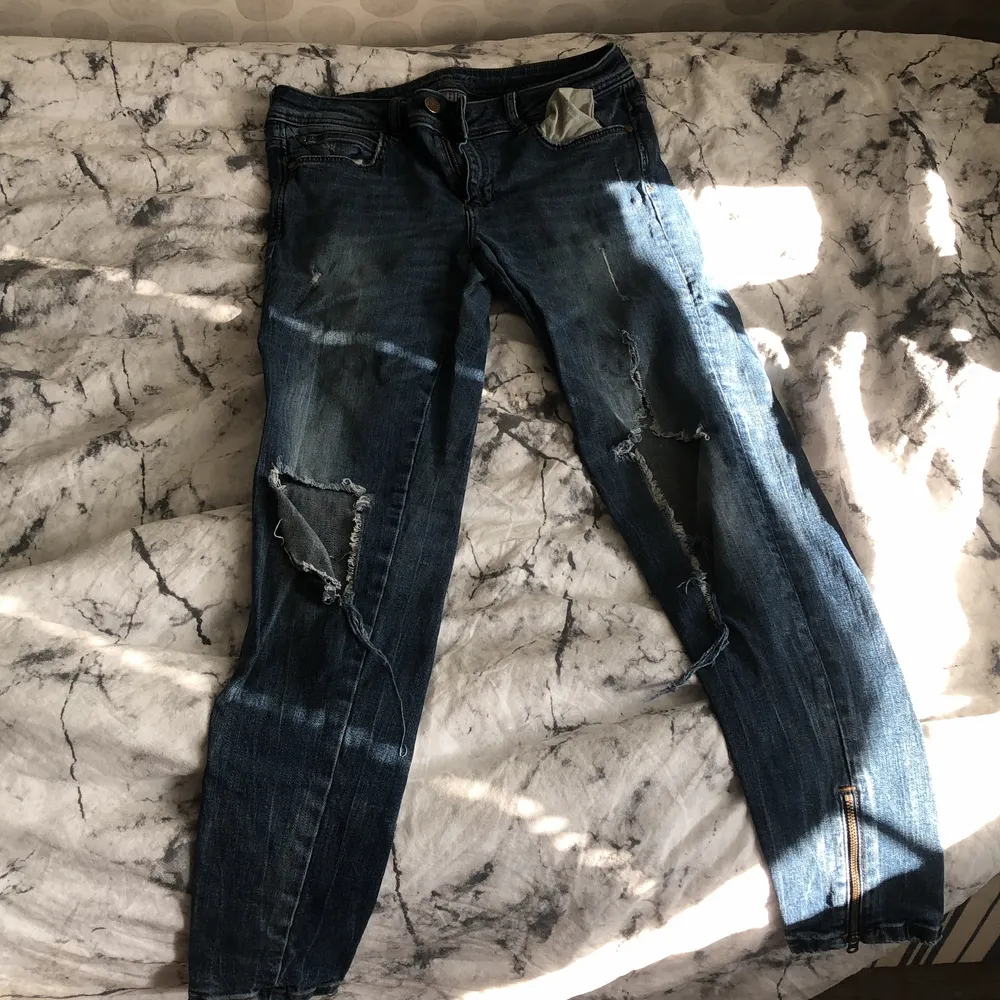 Mörk blåa rivna jeans. Jeans & Byxor.