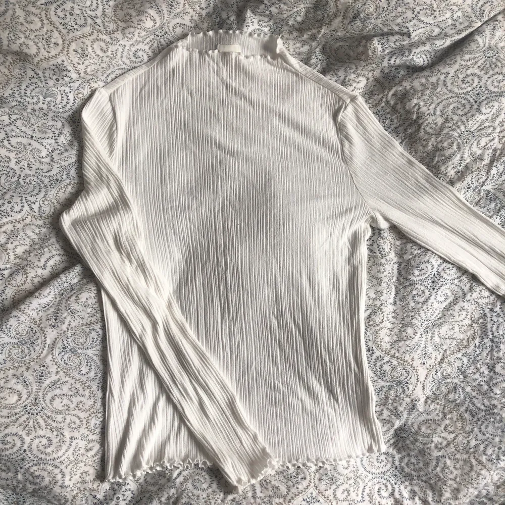 Så vacker långärmad tröja från hm. Jättestretchigt material, vet tyvärr inte vilken storlek eftersom att lappen var avklippt då jag köpte den secondhand men jag skulle säga ca. S. Tröjan är i nyskick och är aldrig använd av mig :) skriv för bilder med tröjan på. Tröjor & Koftor.
