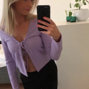 H&M kofta lika storlek XS - En lila kofta fin med en vit T-shirt eller linne  under 