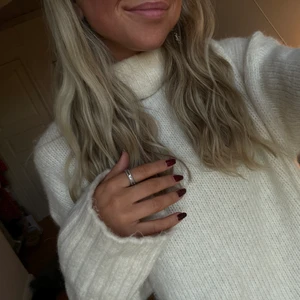Tjocktröja  - Jättemysig och oversized tjocktröja ifrån H&M🤍 köpte den innan sommaren och har använt den max 2 gånger🤍 den är i jättefint skick och den sticks inte🥰 säljes för 250kr ink frakt 