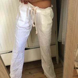 Linnebyxor - Skit snygga linnebyxor jag säljer åt en kompis😄 storlek Large med justerbara band i sidan. Jag är en xs/s och 170cm lång. Har dragit åt till max för att se hur de sitter på! Skriv vid fler frågor frakt inräknat