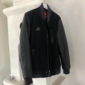 Vintage varsity Nike air jacket  - Nike air varsity jacket rare i storlek M, äkta såklart och i äkta skinn, perfekt till hösten och vintern, ge bud och trades 