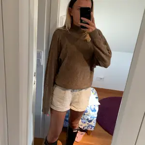 Säljer denna bruna stickade tröjan! Tröjan har en hög krage och är lite oversized i modellen💓Superfin färg till hösten