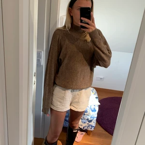 Brun stickad tröja - Säljer denna bruna stickade tröjan! Tröjan har en hög krage och är lite oversized i modellen💓Superfin färg till hösten