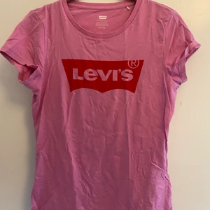 Levi’s tröja - Köpt för några år sedan men som bara använts 1 gång. Säljer pga för liten storlek. Köp alla fyra för 400kr+frakt. Står storlek xs men skulle säga att den passar s också. Ser skrynklig ut men tvättar+stryker innan jag postar. Nypris ca 300kr, köparen står för frakten <3
