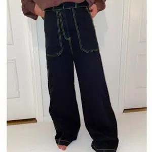 Helt nya baggy Junkyard jeans med gröna detaljer. Snygg street/cyber style. Långa i bena och baggy men storlek XS så dom sitter inte så stort i midjan! Passar barn 10 - 13 år eller petit vuxen. Helt oanvända och i bra skick. Bara att skriva till mig:)