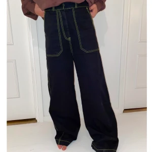 Svarta och gröna baggy Junkyard jeans! - Helt nya baggy Junkyard jeans med gröna detaljer. Snygg street/cyber style. Långa i bena och baggy men storlek XS så dom sitter inte så stort i midjan! Passar barn 10 - 13 år eller petit vuxen. Helt oanvända och i bra skick. Bara att skriva till mig:)