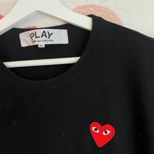Comme Des Garçons - Långärmad tröja inhandlad på Nk förra året för 1100kr. Tröjan är praktiskt taget nästan oanvänd, så i ett super skick🕺🏼Tröjan är i storlek Xl, men mer som en L.