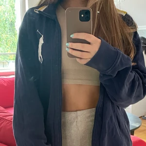 Tröja/ kofta  - Säljer denna super snygga kofta från Ralph Lauren som är i storlek Xl men skulle verkligen säga att den är mer i storleken M. Den är alldeles perfekt oversize för mig som vanligtvis har S. Den har dragkedja, krage som går att fälla upp samt sååååå så skön. Älskar den blåa färgen. Perfekt att ha nu till hösten och vintern över en kortärmad tröja eller ett linne. 