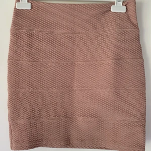 Rosa tight kjol - Superfin kjol i storlek 36. Silvrig dragkedja. Till mitten av låret på mig som är 177 cm.