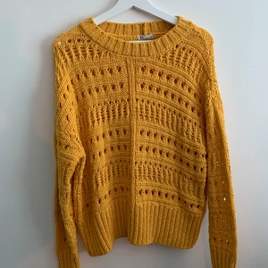 Gul stickad tröja - Fin stickad tröja från Cubus i storlek S, men är större i passformen! I bra skick