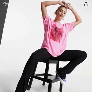 Tshirt - Sprillans ny tshirt från Asos. Färgen gör sig inte riktigt rättvis på hemsidan då den är något mörkare rosa💗