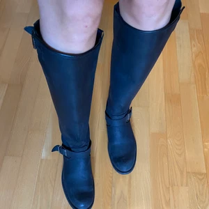Svarta stövlar, Primeboots i strlk 39 - Säljer dessa fina höst/vinterboots från Primeboots i svart läder med silvrig dragkedja😇 Använda under endast en vintersäsong och därför i väldigt bra skick.😍 Säljer dom för att det inte längre är min stil och hoppas någon annan kan få mer användning av dom🌟 Storlek 39, sann i storleken🌼 nypris: 2300kr