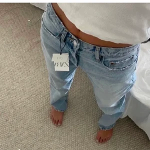 Zara jeans - Säljer dessa populära slutsålda mid lenght jeans från zara  som tyvärr inte kommer till användning, då jag har flera färger! Första bilden är lånad!!!❤️❤️❤️