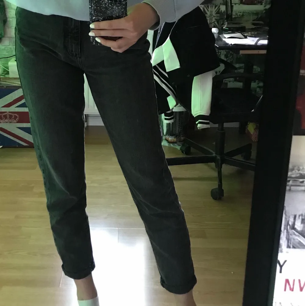 Mörkgrå mom jeans från Gina Tricot. Storlek 38 men är små i storleken så jag skulle säga att de är mer som en 36. Jag är ca 173 cm lång. På första bilden är jeansen lite uppvikta men på andra bilden visas hela längden på byxorna. Pris kan diskuteras!. Jeans & Byxor.