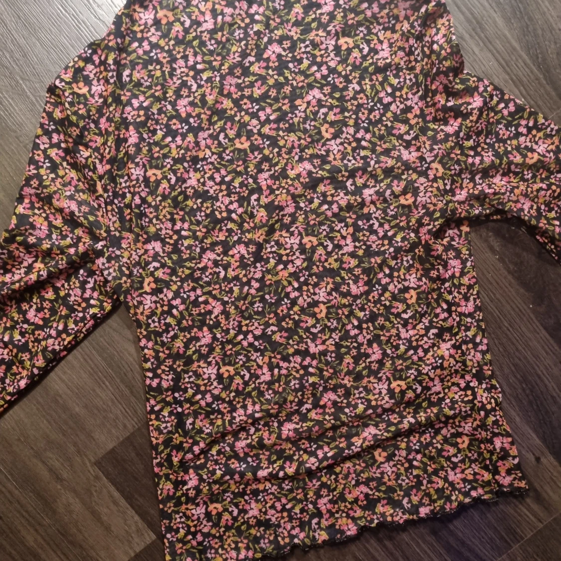 Kort blommig topp  - 90