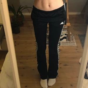 Lowrise kappa byxor - dundersnygga lågmodjade byxor från kappa med snygga detaljer på sidan. I fint skick🖤