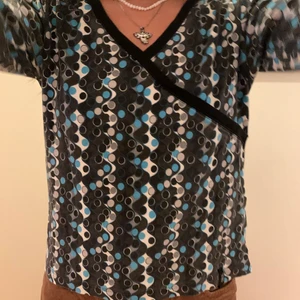 mönstrad långärmad tröja - Lite 70-tals mönster, Blå vit å svart, älskar tröjan men används inte lika mycket längre, samfraktar gärna🥰