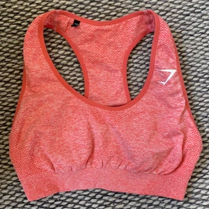 Sport-bh  - Säljer en ny sport-bh som jag aldrig använt, men legat i byrån alltför länge. Nypris: 400 kr. Obs! Färgen är mer ” rättvis” på de första två bilderna. Sport- bh:n är alltså inte ljusrosa, mer akvarell. 🌺