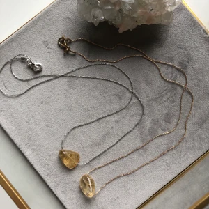Citrin halsband - Handgjorda halsband med en tunn kedja i både silver och guld, med äkta citrin kristall! Halsbandet är ca: 40 cm, kedjan tål inte vatten✨ Citrin är en kreativ sten, för in glädje, optimism, i ditt medvetande!✨